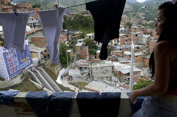 Escaleras electricas para una comuna en Colombia (2)