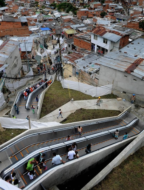 Escaleras electricas para una comuna en Colombia (1)