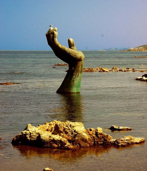 Espeluznantes esculturas en las playas (5)