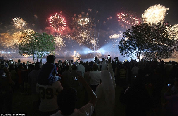 Kuwait fuegos artificiales jubileo oro (6)