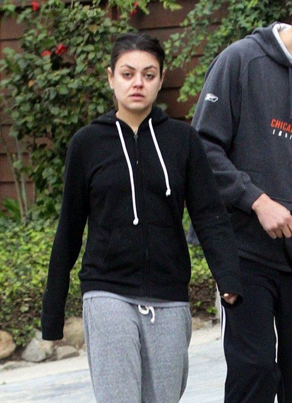 Mila Kunis sin maquillaje paseando (3)