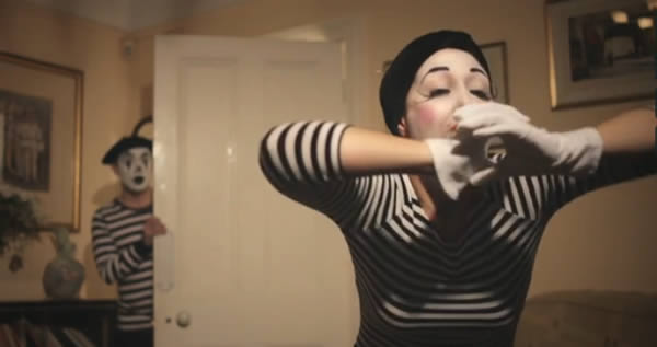 The girl is mime corto