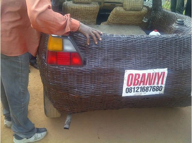 Auto cubierto con fibra de rafia en Nigeria (11)