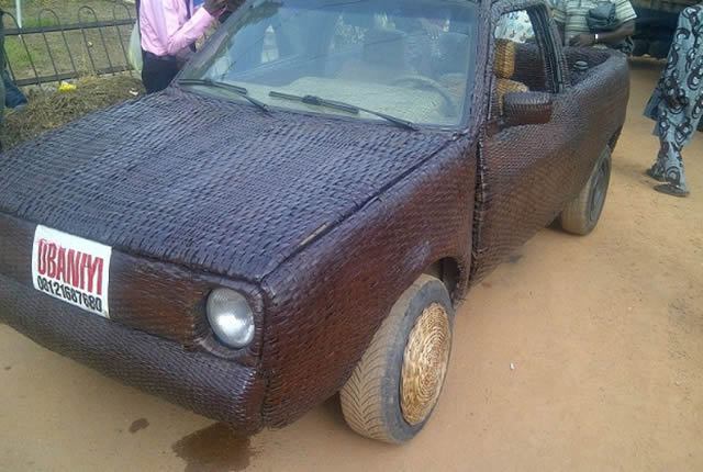 Auto cubierto con fibra de rafia en Nigeria (10)