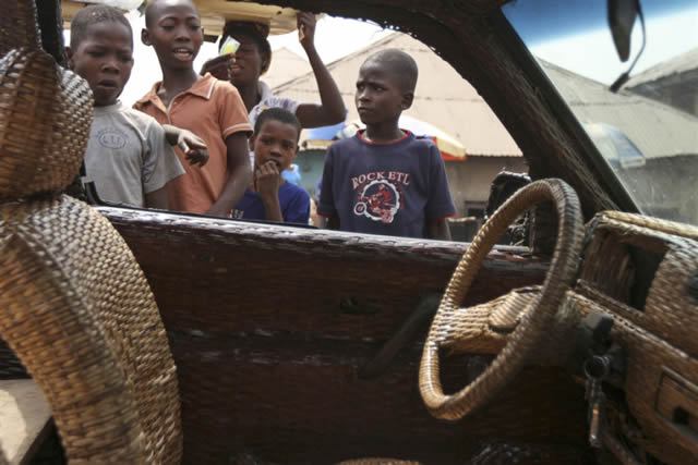 Auto cubierto con fibra de rafia en Nigeria (9)