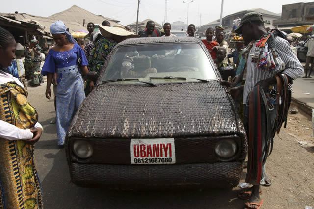 Auto cubierto con fibra de rafia en Nigeria (7)