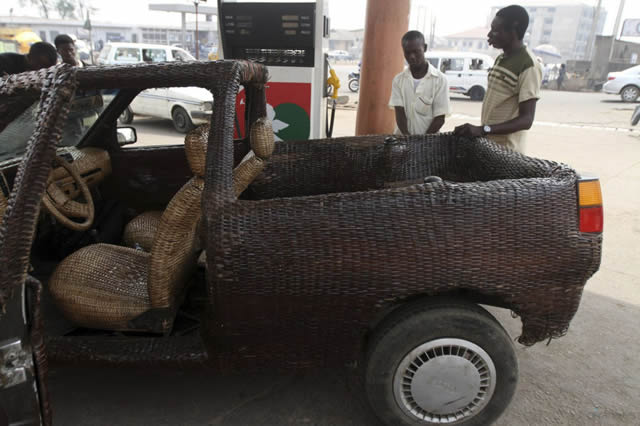 Auto cubierto con fibra de rafia en Nigeria (1)