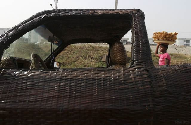 Auto cubierto con fibra de rafia en Nigeria (6)