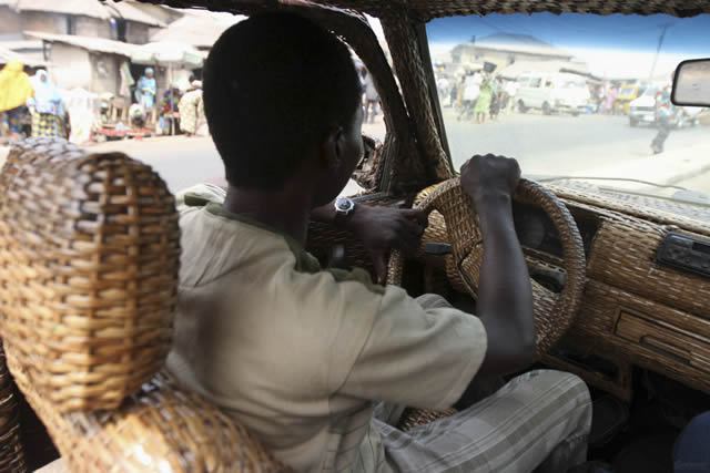 Auto cubierto con fibra de rafia en Nigeria (4)