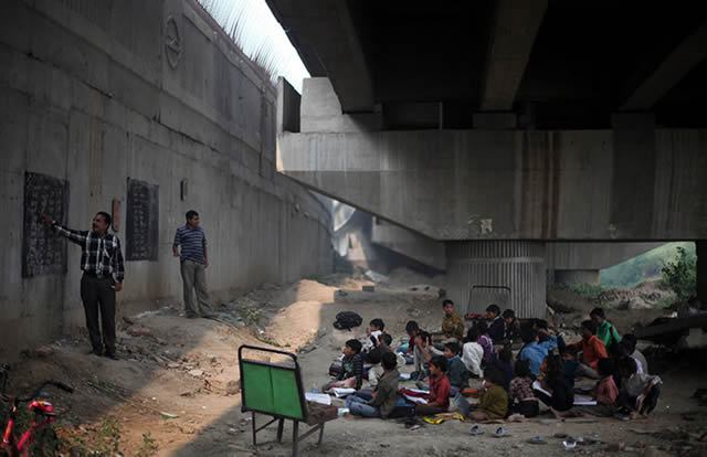 escuela bajo puente India (3)