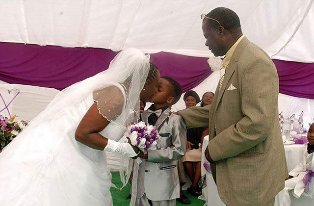 Niño de 8 años se casa con anciana de 61 (1)