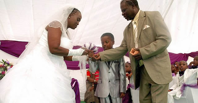 Niño de 8 años se casa con anciana de 61 (2)