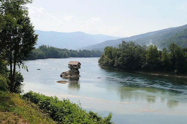 Casa río Drina Serbia (5)