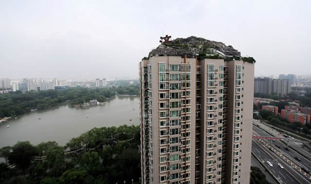 Excéntrico empresario construye casa en edificio en Beijing (1)