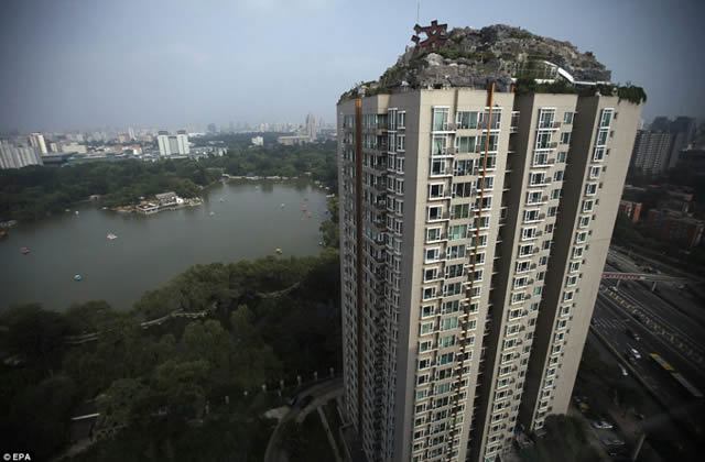 Excéntrico empresario construye casa en edificio en Beijing (9)