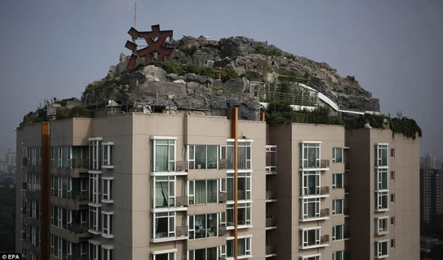 Excéntrico empresario construye casa en edificio en Beijing (2)