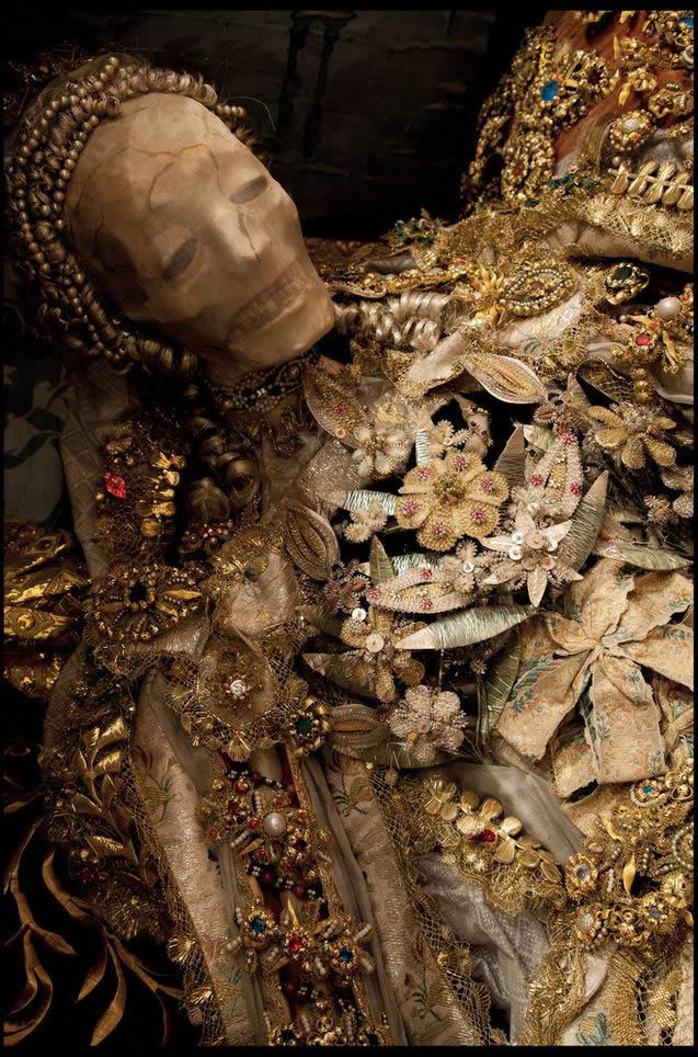 Esqueletos con joyas, santos catacumbas roma (3)