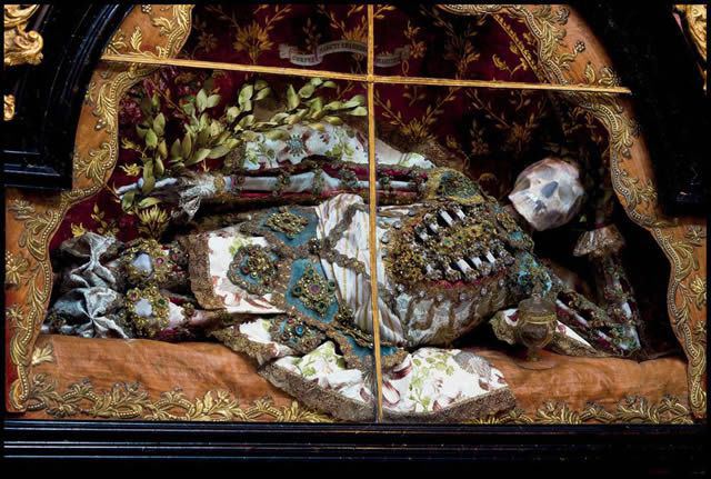 Esqueletos con joyas, santos catacumbas roma (8)