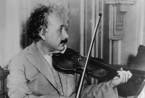 Albert Einstein tocando violin