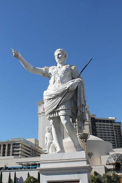 Julio César estatua
