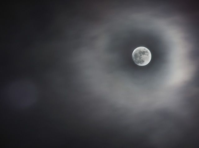 Luna cielo nublado