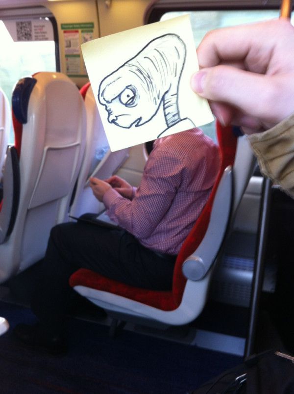 Pequeños dibujos en post-it reemplazan las cabezas de pasajeros del tren (10)
