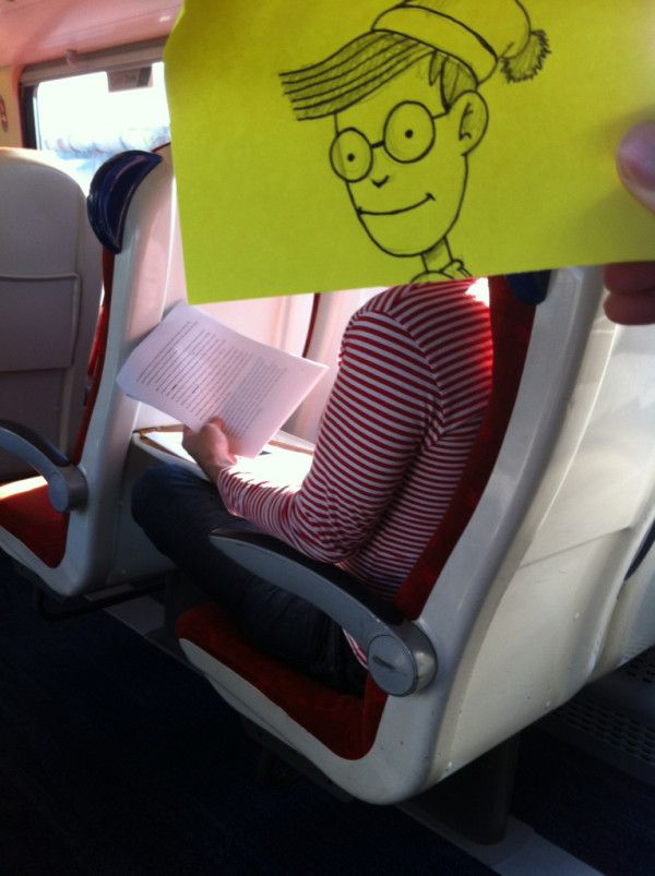 Pequeños dibujos en post-it reemplazan las cabezas de pasajeros del tren (9)