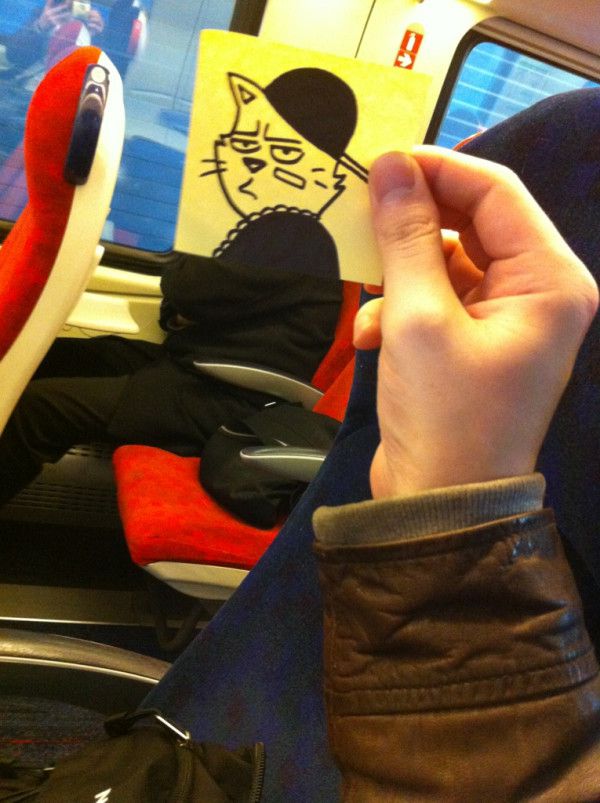 Pequeños dibujos en post-it reemplazan las cabezas de pasajeros del tren (8)