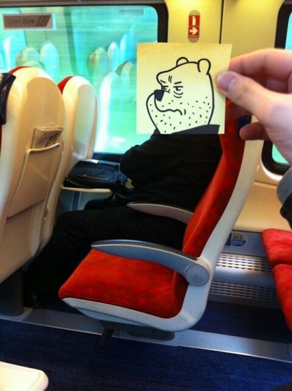 Pequeños dibujos en post-it reemplazan las cabezas de pasajeros del tren (7)