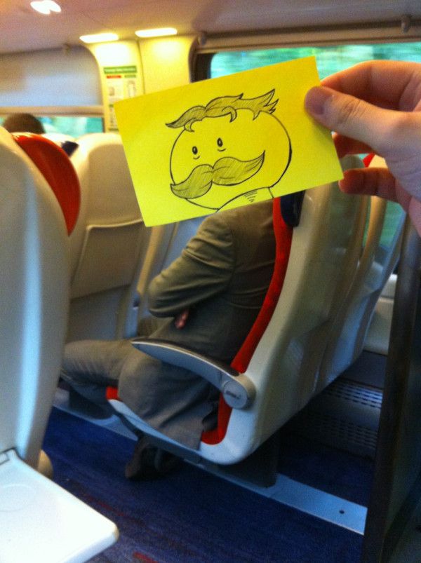 Pequeños dibujos en post-it reemplazan las cabezas de pasajeros del tren (6)