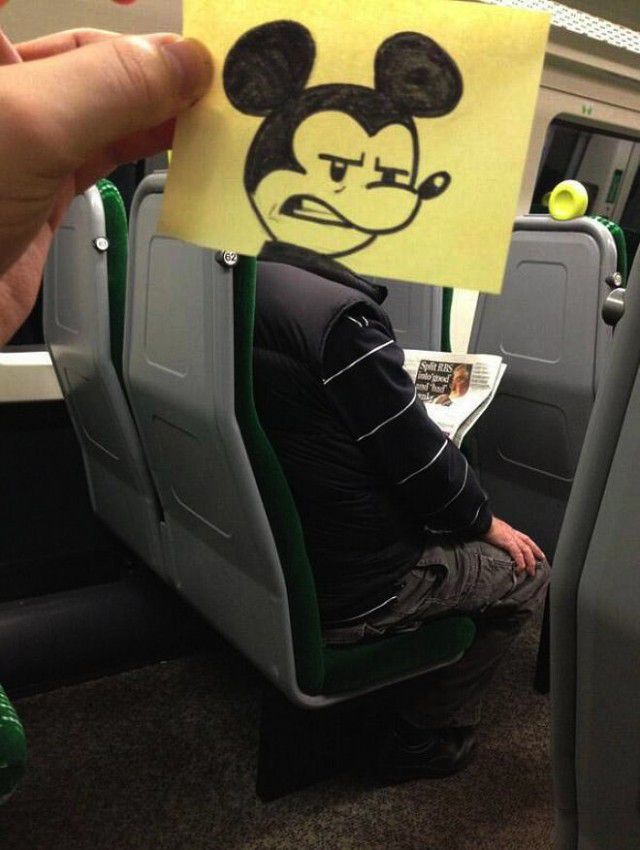 Pequeños dibujos en post-it reemplazan las cabezas de pasajeros del tren (5)