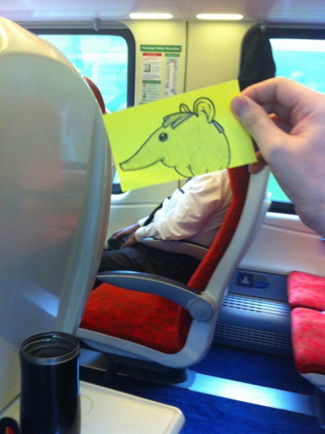 Pequeños dibujos en post-it reemplazan las cabezas de pasajeros del tren (13)