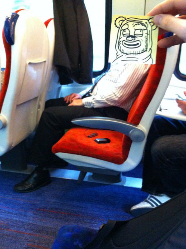 Pequeños dibujos en post-it reemplazan las cabezas de pasajeros del tren (12)