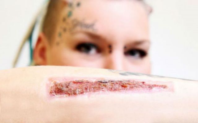 mujer corta tatuaje
