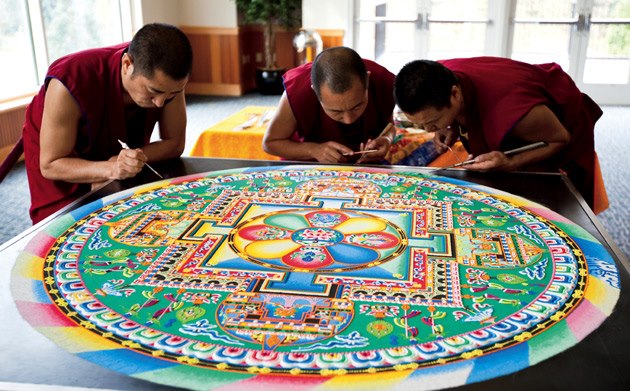Monjes Tibetanos obra maestra granos arena mandala (4)