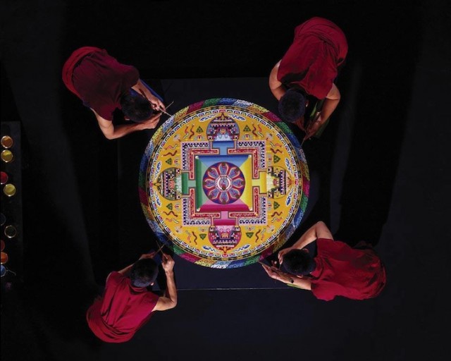 Monjes Tibetanos obra maestra granos arena mandala (6)