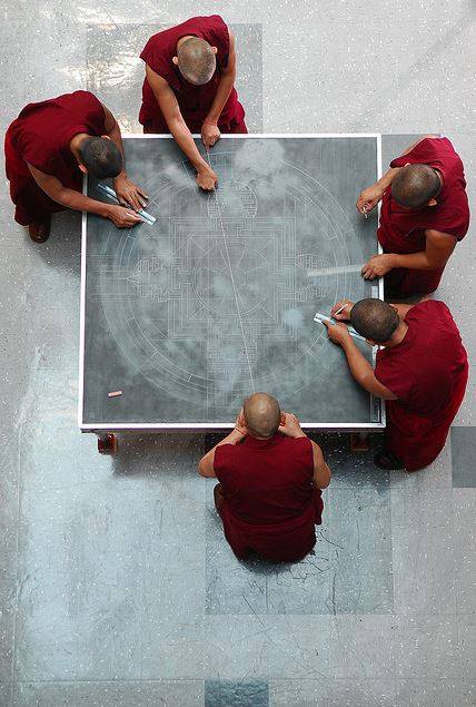 Monjes Tibetanos obra maestra granos arena mandala (3)
