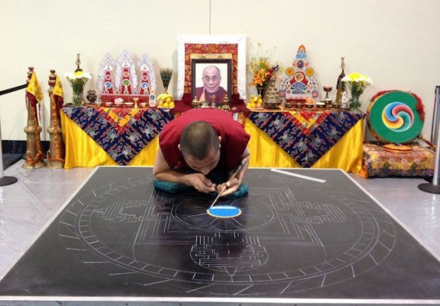 Monjes Tibetanos obra maestra granos arena mandala (2)