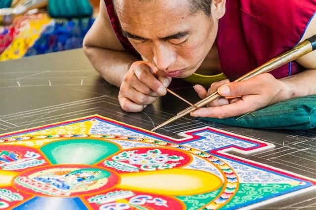 Monjes Tibetanos obra maestra granos arena mandala (1)