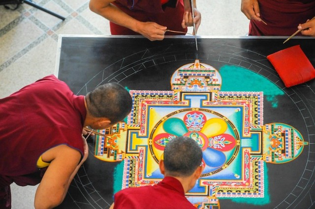 Monjes Tibetanos obra maestra granos arena mandala (11)