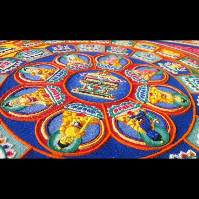 Monjes Tibetanos obra maestra granos arena mandala (10)