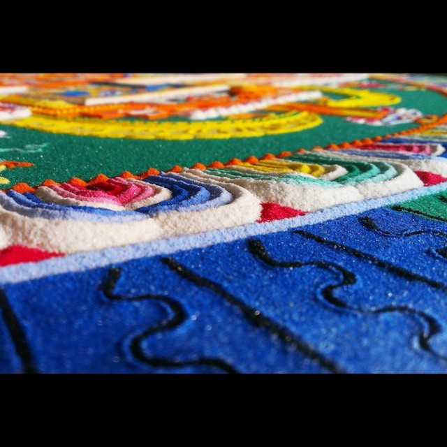 Monjes Tibetanos obra maestra granos arena mandala (9)