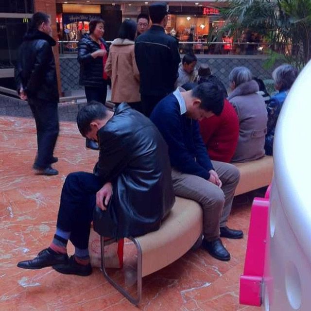 Hombres miserables esperando compras (4)