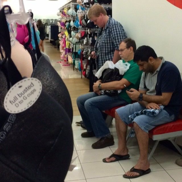 Hombres miserables esperando compras (3)