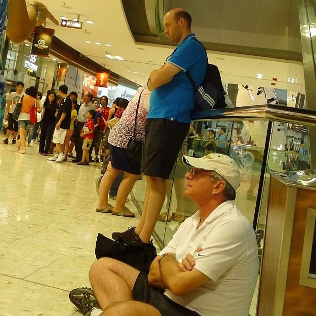 Hombres miserables esperando compras (10)