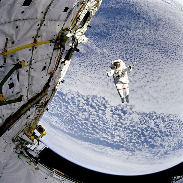 astronauta caminata espacial