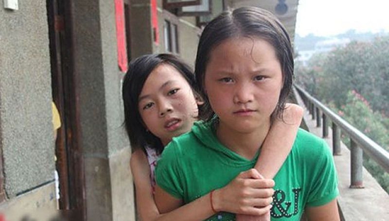 La estudiante más bella de China, lleva a su amiga en la espalda todos los días (1)