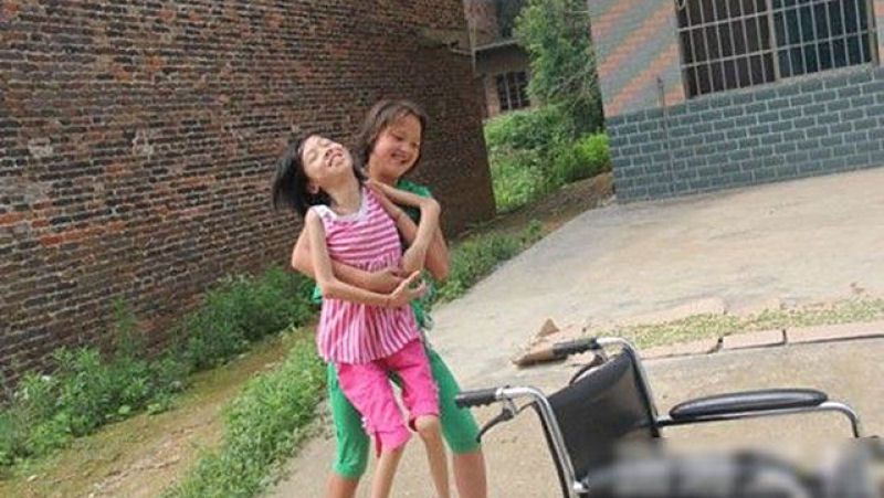 La estudiante más bella de China, lleva a su amiga en la espalda todos los días (3)