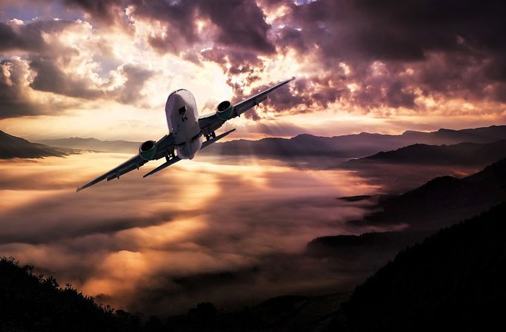 avion en las nubes