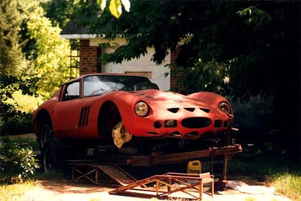 Un Ferrari 250 GTO que servía como resbaladilla. 